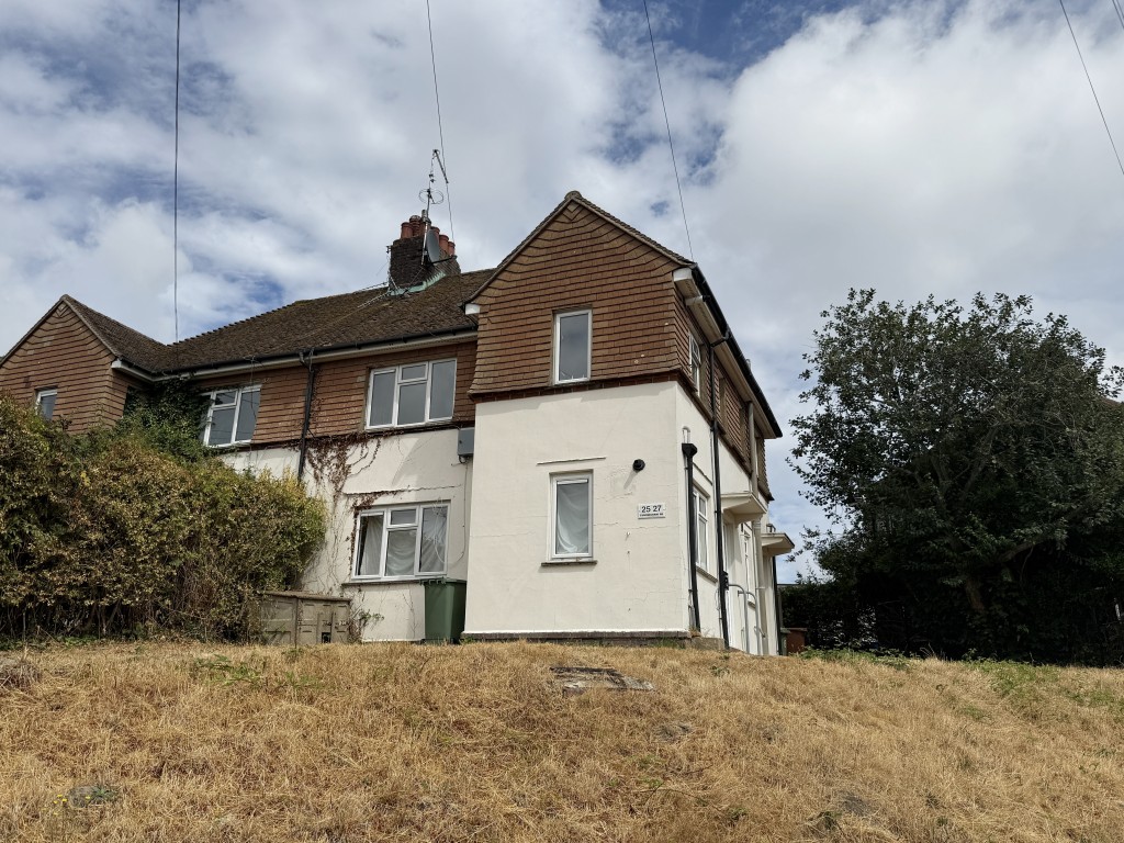 Lot: 75 - FLAT IN NEED OF IMPROVEMENT - View of Flat in Need of Improvement